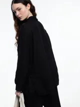 Camisa de manga larga de lino color azul con calce relajado y diseño asimétrico. El bolsillo delantero está colocado de forma invertida, un detalle lúdico que rompe con lo clásico. Lleva un bordado tipo pespunte en color contraste que recorre el frente y el bolsillo.