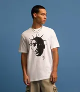Remera blanca de algodón con cuello redondo y mangas cortas. Estampa frontal con la imagen del rapero Sabotage y la frase "Rap é Compromisso".