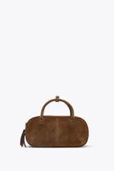 Bolso mini bowling color camel de serraje, con doble asa de mano y correa bandolera extraíble. Tiene un bolsillo interior con cremallera y cierre principal con cremallera y tirador.