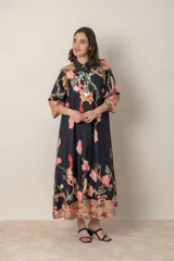 Vestido italiano de algodón negro con estampado floral en tonos rosa, camel y verde. Modelo suelto, abotonado y con manga tres cuartos.