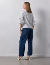 Blusa de gasa blanca, marca Sioni, con mangas 3/4 y aplique de volados.