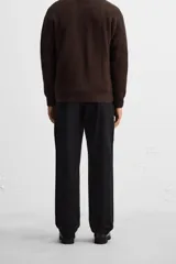 Pantalón negro de corte recto confeccionado en tejido de algodón.