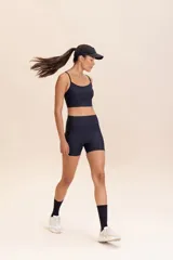 Short deportivo color ladrillo, de tiro alto y corte ajustado. Confeccionado en tejido Hydefit Adaptiv con tecnología Lycra Adaptiv y protección UV50+.