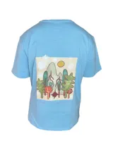 Remera blanca de algodón con mangas cortas y cuello redondo. Estampado pequeño en el pecho con un diseño abstracto en tonos naranja y rojo.