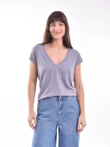 Remera negra de algodón con cuello en V y mangas cortas.