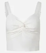 Top cropped blanco de tirantes anchos, confeccionado en tejido de punto texturizado, con escote en V y detalle de nudo o torcido en el centro del busto.