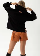 Short de cuero color camel, de tiro alto y corte ajustado.