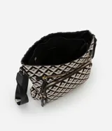 Bolso bandolera mediano de poliuretano con estampado de triángulos en blanco y negro. Tiene correa ajustable, cierre de cremallera, bolsillo frontal con cremallera y bolsillo interior.
