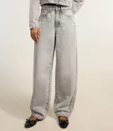 Pantalón baggy de jeans celeste con trabillas en la cintura, cierre tradicional y bolsillos. Corte holgado y de tiro alto.