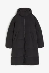 Campera puffer larga negra con capucha, cierre frontal y bolsillos insertados.