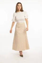Falda midi color beige, de corte evasé con paneles verticales.