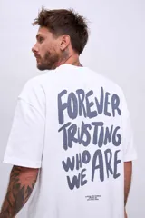 Remera blanca de corte holgado con pequeño estampado en el pecho.