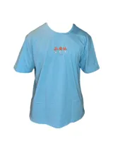 Remera celeste de manga corta con cuello redondo y estampado de hongos en el pecho.