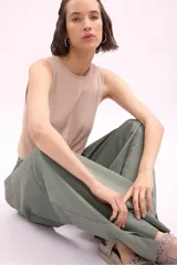 Pantalón palazzo verde oliva de tiro alto y corte amplio.