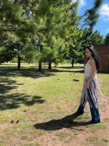 Musculosa color beige con cuello redondo y detalle de flecos largos en el ruedo.