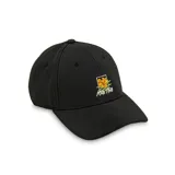 Gorro negro de gabardina con bordado de una flor de amancay enmarcada en un cuadrado y la palabra 'Martha' debajo.