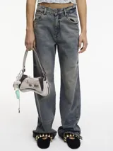 Pantalón de jean de corte ancho, color azul con efecto desgastado vintage.