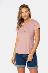 Remera color rosa con botones personalizados, textura suave al tacto.
