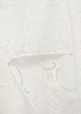 Vestido midi blanco de encaje con tirantes finos, escote cuadrado, corte en la cintura y falda acampanada. Presenta aberturas laterales en la cintura y bajo asimétrico.