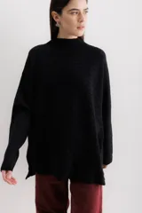 Sweater gris de punto con cuello alto y diseño de líneas horizontales en relieve.