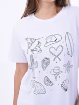 Remera negra de algodón con cuello redondo y mangas cortas. Estampado frontal con la frase "World Tour Vacation State of Mind" en letras de colores y un pequeño dibujo de una palmera.