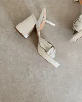 Sandalias de cuero vacuno color crema, con plataforma y taco ancho.