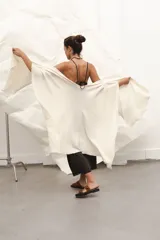 Capa color crudo confeccionada en tejido de lana con terminación desflecada.