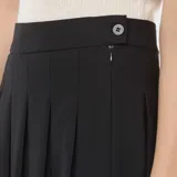 Minifalda negra de poliéster con diseño plisado y cintura alta.