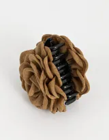 Broche con aplique de flor de tela color crema.
