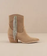 Bota texana corta color beige, con punta fina, taco de madera y flecos de strass en el lateral.