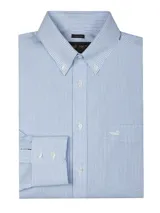 Camisa de hombre celeste a rayas verticales azules, de corte regular, con cuello abotonado, bolsillo en el pecho con logo bordado y mangas largas con puños abotonados.