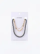 Collar dorado de tres hilos, uno de cuentas azul marino con detalles dorados, uno de eslabones grandes y uno de eslabones pequeños.