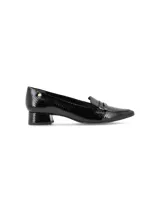 Zapato tipo mocasín de cuero texturado color negro charol, con terminación en punta y taco cuadrado bajo.