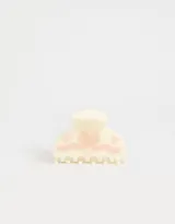 Broche para el pelo color crema con diseño de moño y mariposas en color rosa.