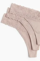 Pack de tres bombachas colaless color rosa pálido, de tiro bajo con cintura en V y ribete ancho de encaje.