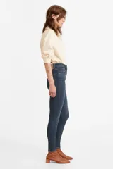 Jeans Levi's® Mile High Super Skinny de tiro alto, color azul oscuro, ajustados en cadera y muslos, con pierna súper ajustada y stretch.