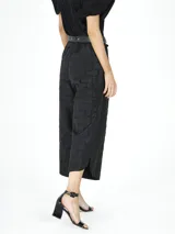 Pantalón negro de tafeta con diseño croco, corte palazzo y cintura alta.