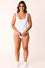 Body blanco de algodón, al cuerpo, con broches y cuello profundo.