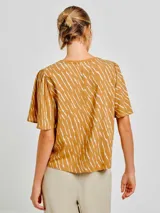 Blusa con estampado animal print en tonos amarillos y verdes, con mangas evasé y corte relajado.