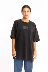 Remera oversize de color borgoña, de corte holgado y cómodo, ideal para un look relajado.