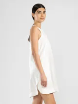 Vestido corto azul marino de lino italiano con fibra metalizada, sin mangas y con aberturas redondeadas en los laterales.