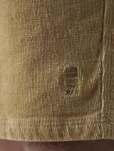 Bermuda beige de corte recto con cintura ajustable con cordón.