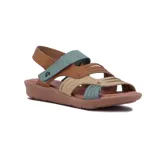 Sandalia de cuero marrón con tiras de cuero color beige y celeste.
