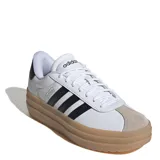 Championes Adidas VL Court Bold, color blanco con detalles en negro y suela marrón. Presentan las tres tiras características de la marca en los laterales y puntera de gamuza color beige.