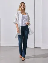 Cardigan blanco con calados tipo broderie, de manga 3/4 amplia.