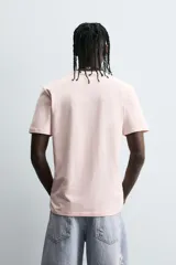 Camiseta slim fit de manga corta y cuello redondo, confeccionada en tejido de algodón con elasticidad.