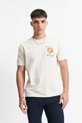 Remera color crema de manga corta con cuello redondo y estampado de una ola estilo Hokusai enmarcada en un rectángulo.