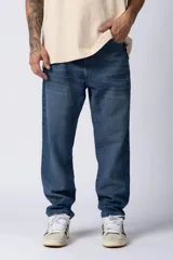 Pantalón de jean gris con efecto lavado, corte mom fit, tiro alto y pierna recta.