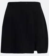 Short pollera negro de viscosa con cierre de cremallera trasero, corte mini y diseño cruzado con abertura frontal.