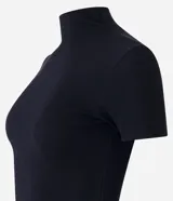 Remera marrón de ribana con cuello alto y mangas cortas.
